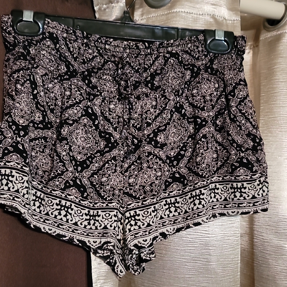 Kasper Black and White High Waist Shorts with Lace Trim